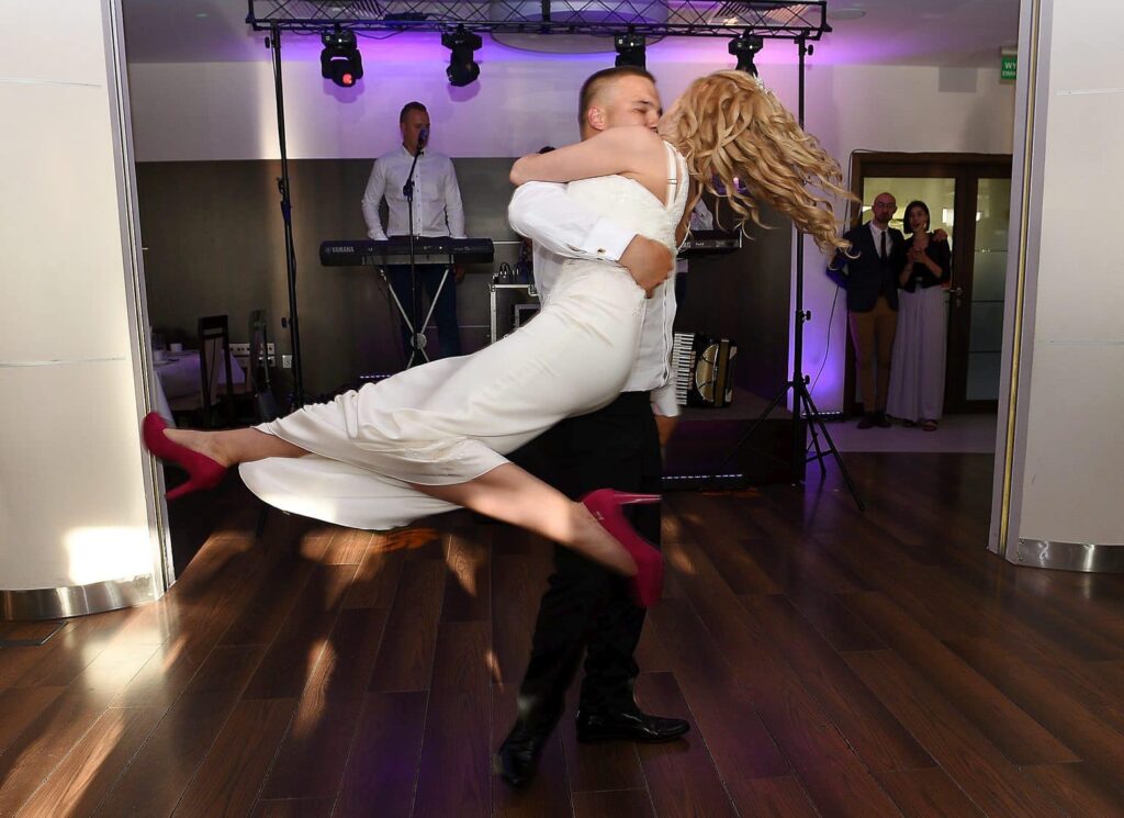 120576932_208892473990219_8416423218110063879_n-1024x745 Pierwszy Taniec Weselny