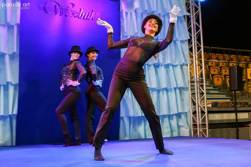 cropped-cropped-84324578_1570573316457867_3309206296510595072_n-1-1024x683 5 powodów, dla których warto zaprosić profesjonalne tancerki na event firmowy